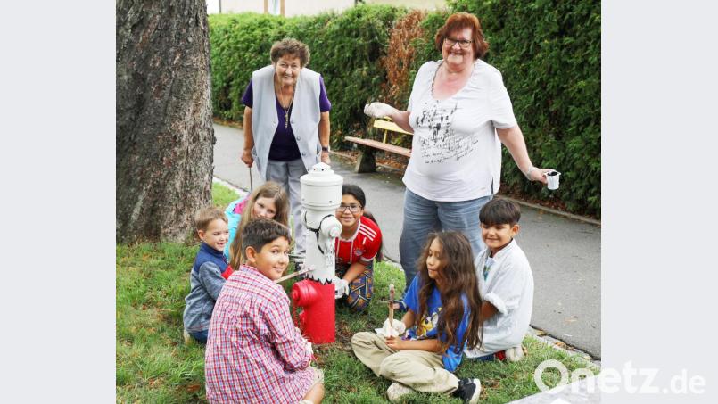 Viel Spaß hatten die Kinder beim Bemalen des Hydranten in der Kemnather Straße. Mit auf dem Bild (von rechts stehen) AsF-Ortsvorsitzende Christine Trenner und Mitglied Margarete Goller. Bild: njn