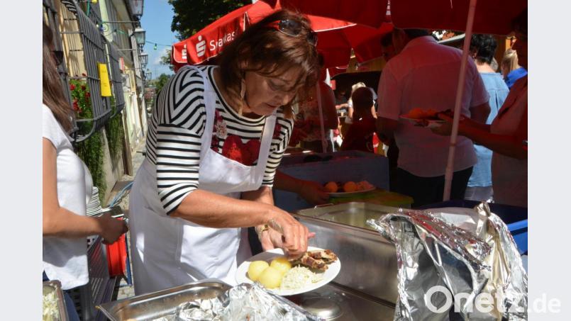 Ulrike Groß war für die Bratenausgabe zuständig. Bild: dob