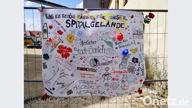 Über Nacht ist dieses bunte Plakat am ehemaligen Bürgerspitalgelände aufgetaucht Bild: Norbert Scharf/exb