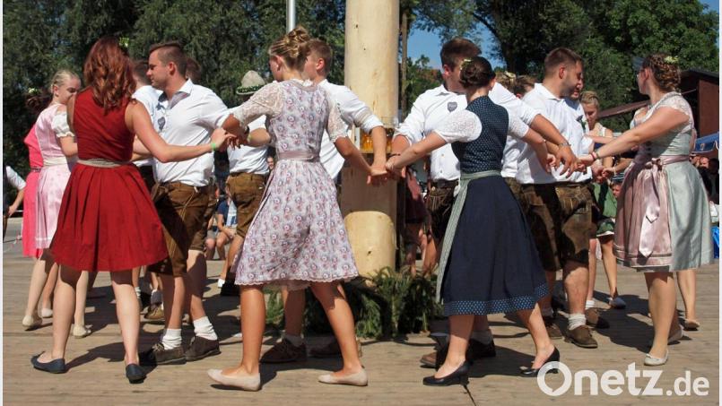 Die Kirwapaare begeisterten mit ihren Tänzen die Zuschauer. Bild: sön