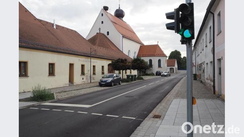 Die neue Ampel in der Freyung wird mit einem Sensor aufgerüstet und ermöglicht den Fußgängern nach Bedarf eine längere Zeitspanne zum Überqueren der Fahrbahn. Bild: bl