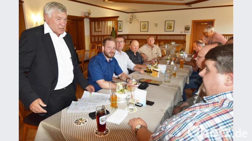 Bundestagsabgeordneter Alois Karl (stehend) spricht beim CSU-Ortsverband Illschwang über aktuelle Entwicklungen in Berlin. Bild: no