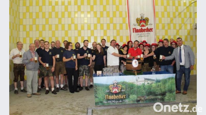 Die Abordnung aus Fuhrn stieß mit den Brauerei-Vertretern auf ein gutes Gelingen des Jubiläumsfestes an. Bild: exb