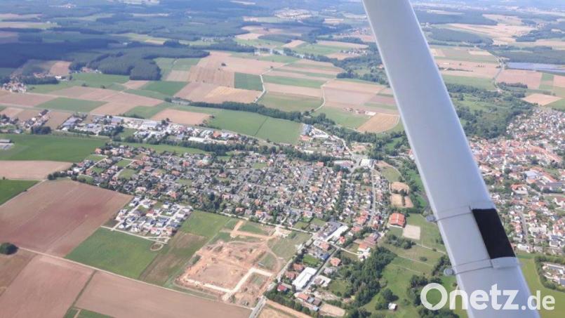 Der Blick aus einem Flugzeug zeigt, wie Hahnbach wächst - vorn in der Mitte sind die Vorbereitungen am neuen Baugebiet erkennbar. Bild: Günter Zagel