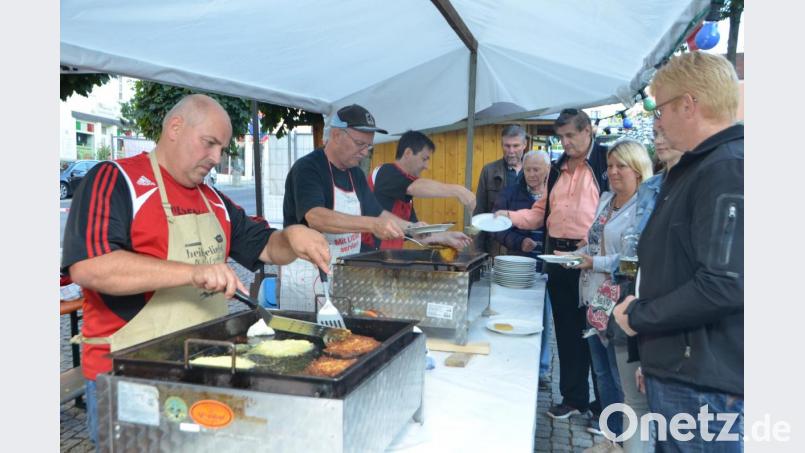 Manfred Karl und Hermann Bibel (von links) von den "Rot-Weiß"-Keglern brutzelten mit ihren Helfern 280 Portionen Dotsch. Bild: dob