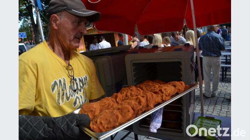 Dritter Vorsitzender Thomas Groß als Schnitzellieferant. Bild: dob