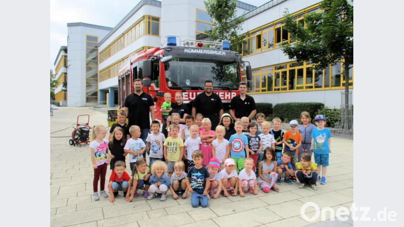 Die Feuerwehr zu Gast im Kindergarten (von links, hinter Reihe): Kommandant Alwin Holzner, Jennifer Fischer, dessen Vertreter Wolfgang Rubenbauer ) und Florian Vogl berichteten über die Feuerwehraufgaben. Bild: bjo