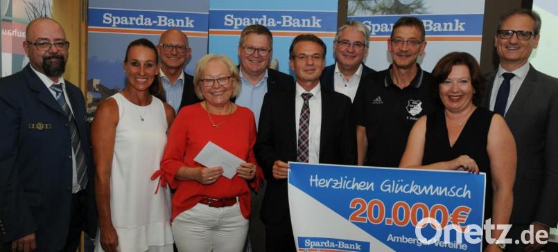Geld, das gut angelegt ist. Im Bild von links: Marco Hubert (THW), Nicky Marquard (TC Amberg), Georg Thurner (Sparda-Bank Ostbayern), Marianne Gutwein (SkF), OB Michael Cerny, Mario Neumann (TC Amberg), Johannes Lechner (Sparda-Bank), Reiner Volkert (ASV Haselmühl), Sabine Seberak (Filialleiterin Sparda-Bank) und Kulturreferent Wolfgang Dersch. Bild: gfr