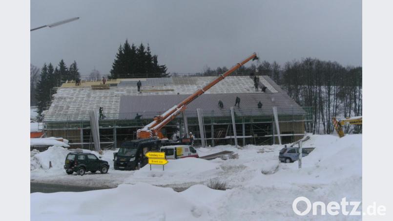 Täglich musste seinerzeit das Dach abgeschaufelt werden, damit der Schnee dem Eröffnungstermin nuicht im Wege lag. Bild: gis