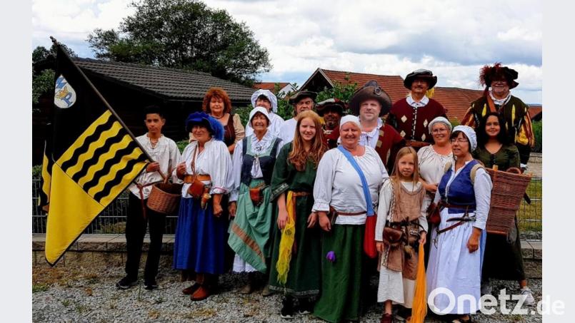 Die Fähnlein-Gruppe mischt sich unter die Festzug-Teilnehmer in Waldmünchen. Bild: exb/Pressather Fähnlein