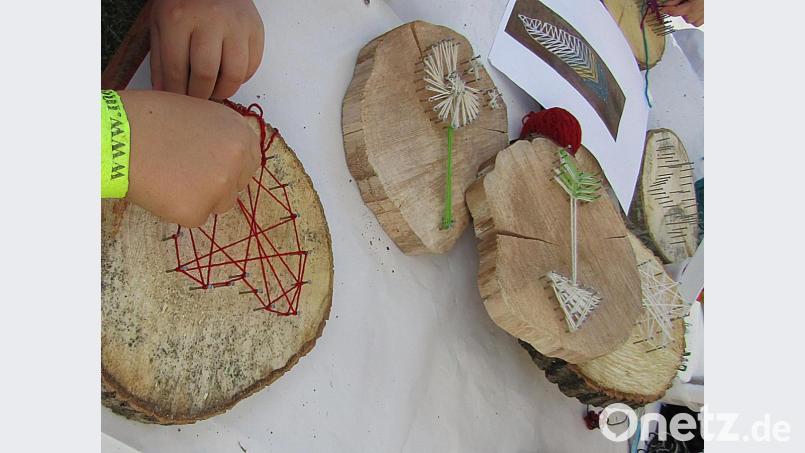 Bunte Fäden, zwischen Nägeln gespannt, ergeben allerhand Formen auf den Baumscheiben. Bild: sck
