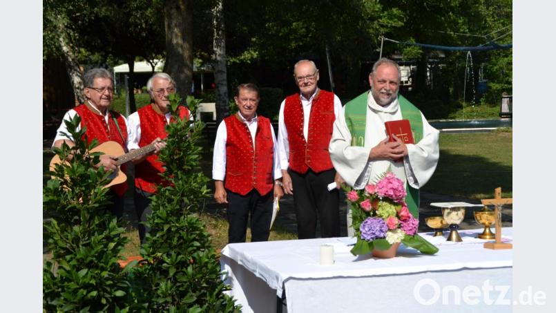 Karl Tabert, Alois Schinabeck, Wilhelm Moser und Richard Meier (von links) sangen die &quot;Waldlermesse&quot;. Pfarrer Alfons Forster zelebrierte den Gottesdienst im Stadtbad. Bild: hcz