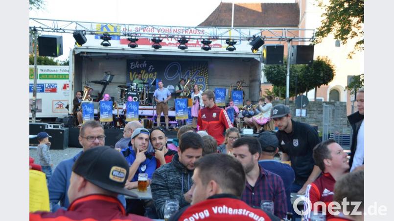 Das Vohenstraußer Altstadtfest ist eine Art Bürgerfest, das Besucher aus allen Regionen vor das Rathaus lockt. Bild: dob