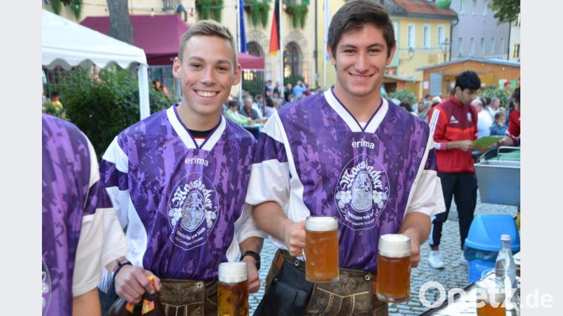 Die Nachwuchskicker geben eine gute Figur als Bedienung ab. Bild: dob