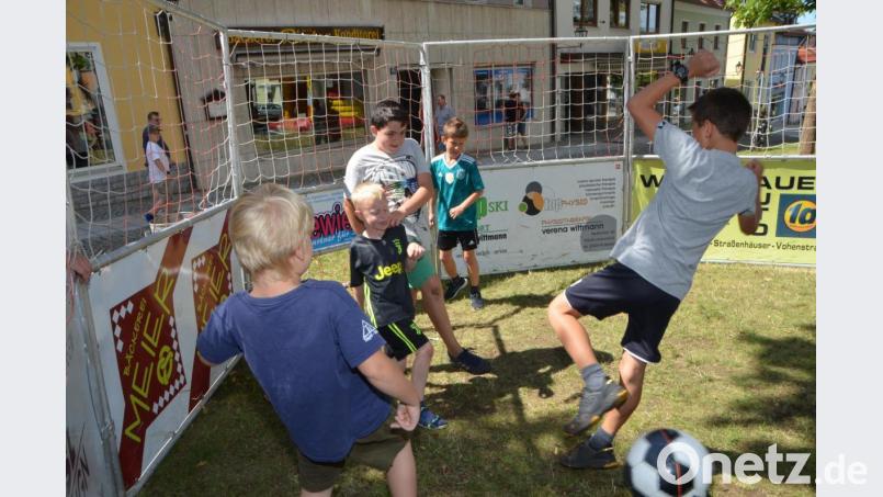 Im Soccer-Cage wird um den Ball gefightet. Bild: dob