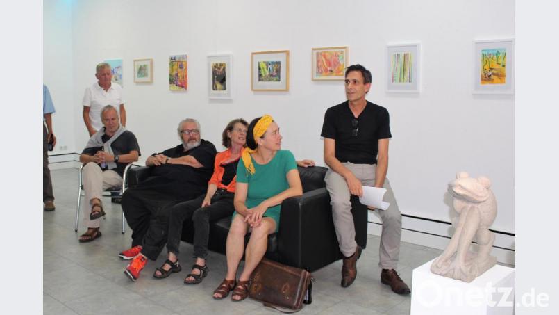 Kunstfreunde freuen sich über die kurze Ansprache im Kulturstift. Marcus Trepesch (rechts), ein Mann von wenigen Worten, eröffnet die Ausstellung von Monika Ritter (Zweite von rechts) und Harri Schemm (Vierter von rechts). Bild: Dagmar Williamson