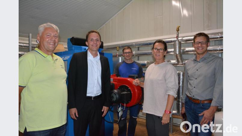 Rudolf Schultes von der Greenpower GbR, Christoph Heinl von der Raiffeisenbank OberpfalzNordWest, Martin Schneider von der Hopf-Haustechnik, Bürgermeisterin Friederike Sonnemann und Geschäftsführer Bernhard Müller (von links) beim Ortstermin. Bild: fpoz