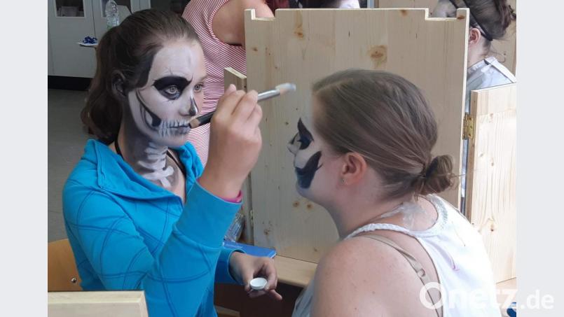 Gegenseitig üben die Teilnehmer die Verwandlung der Gesichter passend zur jeweiligen Theaterrolle. Bild: fjo