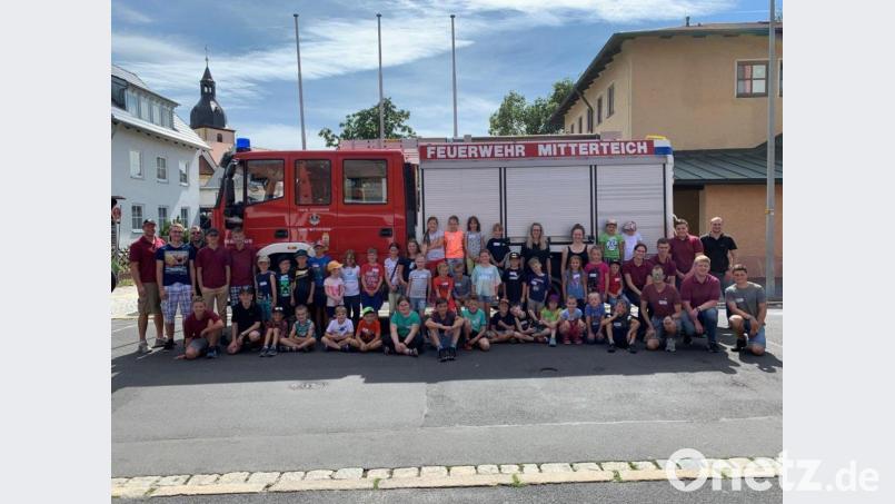 Die Ferienprogramm-Teilnehmer mit Jugendwart Johannes Schmid (links) sowie weiteren Verantwortlichen der Feuerwehr Mitterteich. Bild: jr