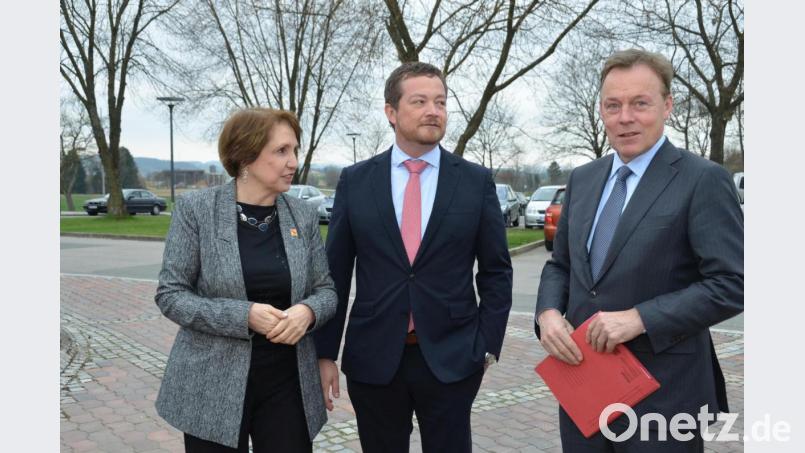 Der frühere SPD-Fraktionsvorsitzende im Deutschen Bundestag, Thomas Oppermann, im Jahr 2016 in Vohenstrauß mit MdL Annette Karl und MdB Uli Grötsch Bild: dob