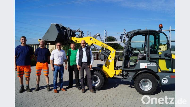 Bei der Übergabe des Laders freuen sich (von links) die Bauhofmitarbeiter Karl Bodensteiner und Roland Schmid, Bürgermeister Ernst Lenk, Kundendiensttechniker Levente Csiki und Gebietsverkaufsleiter Stefan Brogl. Bild: du