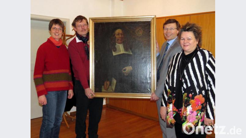 Ihre Mission: Tobias Clausnitzer den Bürgern näherbringen. Dazu haben (von links) Susanne Götte (Öffentlichkeitsarbeit Dekanat), Pfarrer Volker Wappmann, Dekan Wenrich Slenczka und Kulturamtsleiterin Petra Vorsatz ein interessantes Programm ausgearbeitet. Das Porträt von Clausnitzer, das normalerweise im Büro des Dekans hängt, wird bei einer Ausstellung zu sehen sein. Bild: ubb