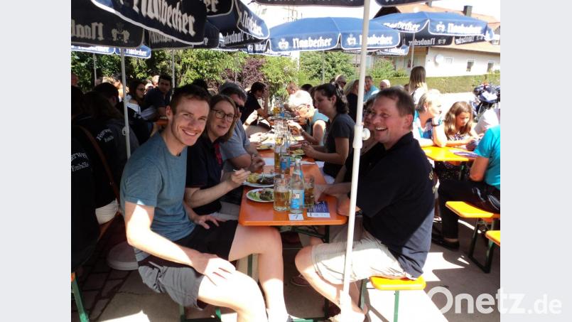 Gutes Essen und kühles Bier tragen zur Feierlaune bei. Bild: ksi