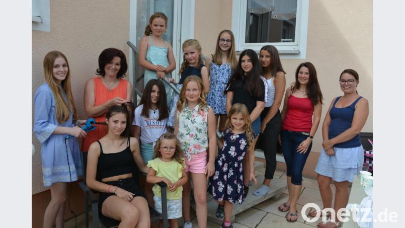 Regina Grillmeier (Zweite von rechts), Bettina Haberkorn (Zweiter von links, stehend) und Sophia Grillmeier (sitzend, links) hatten wieder einen "Mädels-Beauty-Tag" organisiert. Jugendbeauftragte Tanja Wettinger (rechts) dankte für ihren Beitrag zum Ferienprogramm. Bild: jr