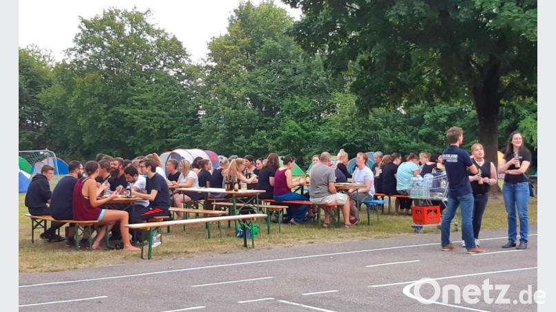 Angelika Gollwitzer, Daniela Bösl und Alexander Werner (von rechts) übernahmen aus Reihen der "Dorfbühne" die Verteilung der Zeltplätze. Bild: fjo