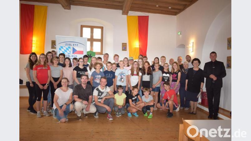 30 Jugendliche aus Bayern, Thüringen, Sachsen und Tschechien verbrachten eine Woche im Euregio-Egrensis-Jugendsommerlager auf der Burg Trausnitz. Im Rittersaal wurden sie von Landrat Thomas Ebeling, der Präsidentin Birgit Seelbinder und dem tschechischen Präsidiumsmitglied Patrick Pizinger begrüßt. Bild: bnr
