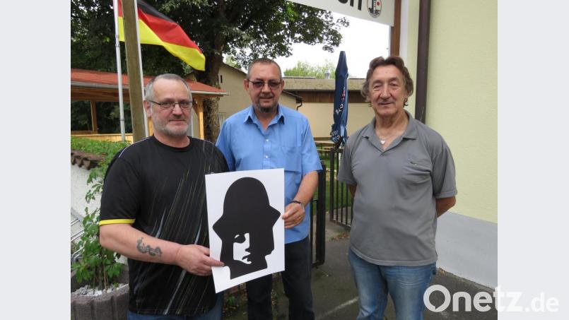 Bernhard Cieslak (ehemaliger Wirt), Horst Leitl (ehemaliger DJ) und Josef "Peppe" Linsmeier (ehemaliger Betreiber) laden mit dem Tiffany-Logo herzlich zur Revival-Party ein. Das Logo ist patentiert und dürfte eines der wenigen Erinnerungsstücke sien, die noch übrig sind von der Tirschenreuther Disco. Bild: ubb