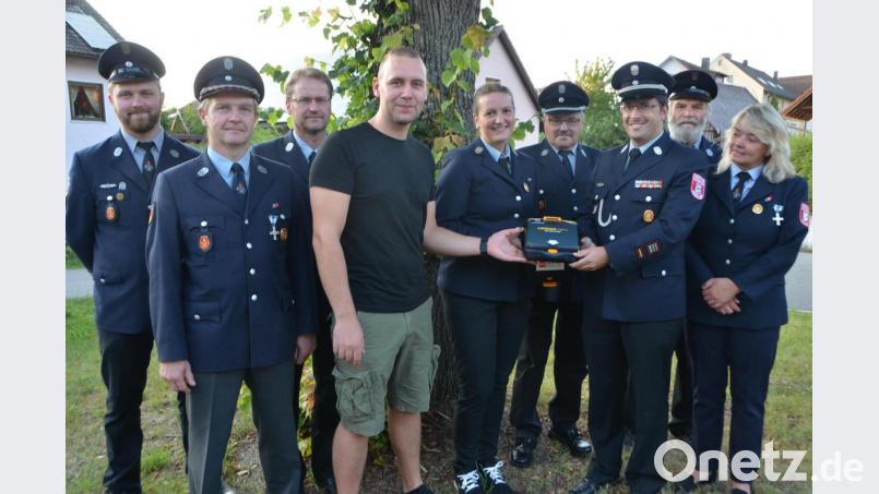 Die Oberlinder Feuerwehrleute um Kommandant Markus Kindl (Dritter von rechts) sind stolz. Sie können ihr Fahrzeug als erste Feuerwehr in der Großgemeinde mit einem Defibrillator bestücken. Marco Rappl (Vierter von links) übergab das lebensrettende Gerät, das hauptsächlich durch großzügige Sponsoren finanziert wurde. Immerhin kostet dieses Anschaffung knapp 2000 Euro. Bild: dob