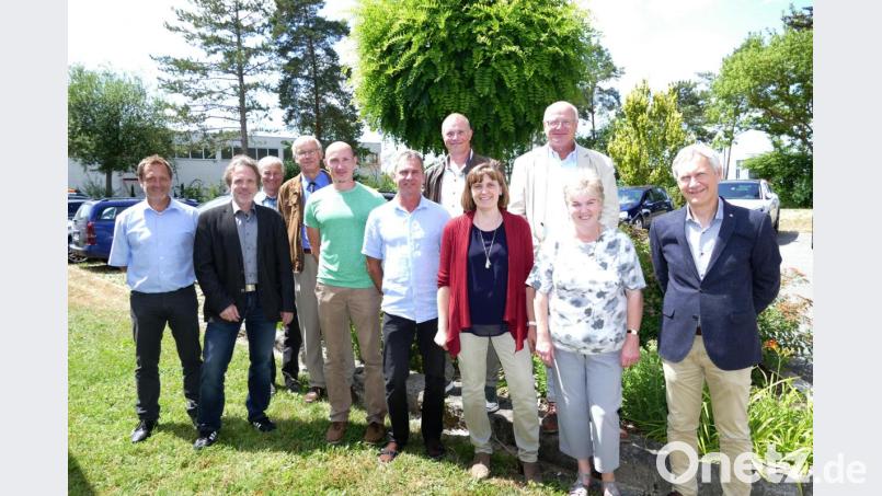 Behördenleiter Henner Wasmuth (Dritter von rechts) ehrte langjährige Mitarbeiter. Bild: exb