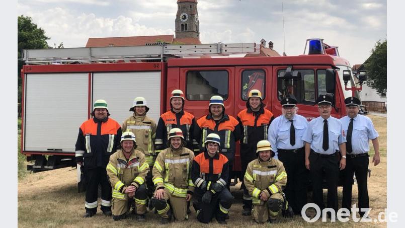 Den Aktiven mit Gruppenführer Wolfgang Schösser (ganz links) bescheinigten die Kreisbrandmeister (von rechts) Florian Trießl, Albert Fröhlich und Dieter Höfer gute Leistungen. Bild: wro
