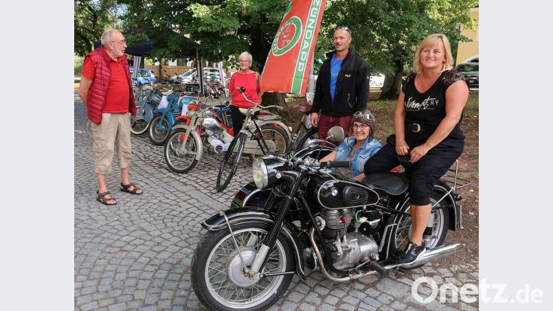 Ein Blickfang beim dritten Zoiglfest des Arbeitskreises Tourismus war die Moped-Ausstellung von Markus Kellner (Dritter von rechts). Bis tief in die Nacht hinein wurden die mittlerweile wertvollen Fahrzeuge bestaunt. Probesitzen, inklusive damals üblicher Kopfbedeckung, gehörte dazu. Bild: bsc