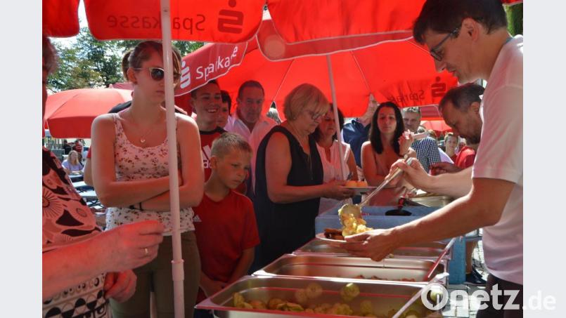 220 Portionen Mittagessen werden unter die Leute gebracht. Bild: dob