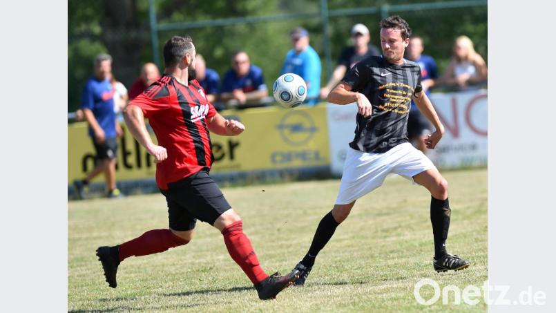 Der Rothenstädter Sebastian Schwarzer (rechts) kann sich in dieser Szene den Ball vor einem Pirker Abwehrspieler schnappen: Der VfB Rothenstadt ließ im Derby nichts anbrennen und gewann auf dem Roggensteiner Sportgelände glatt mit 4:1 gegen die SpVgg Pirk. Bild: af