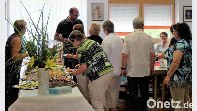 Seniorenbeauftragte Maria Smola (links) freut sich sehr über den Besuch von Thomas Kern und seiner Begleiter aus Oberfranken. Bild: wlr