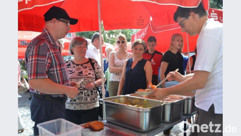 SpVgg-Vorsitzender Uli Münchmeier (rechts) ist bei der Essensausgabe an vorderster Front. Bild: dob