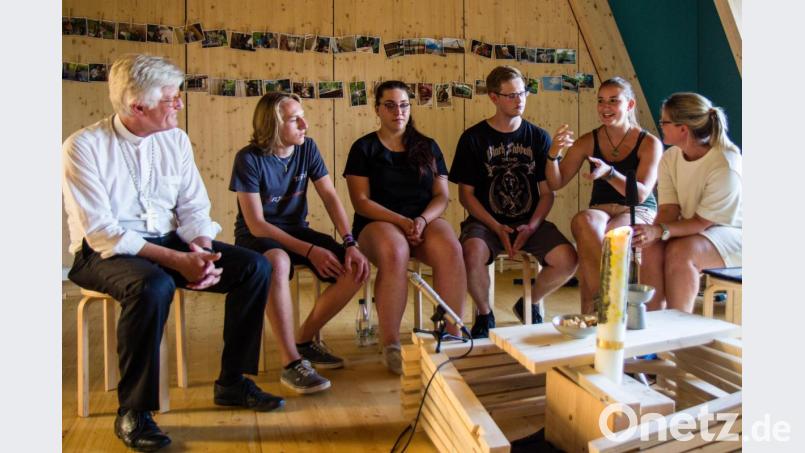 Beim einem Live-Chat diskutiert Landesbischof Heinrich Bedford-Strohm auf dem Knappenberg mit Jugendlichen. In lockerer Runde geplaudert (von links): Landesbischof Heinrich Bedford-Strohm, Daniel, Michelle, Kai, Mona und Moderatorin Claudia Dinges. Bild: agentur_epd
