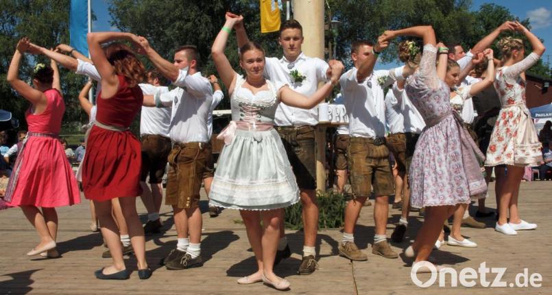 Die Kirwapaare begeisterten mit ihren Tänzen die Zuschauer. Bild: sön