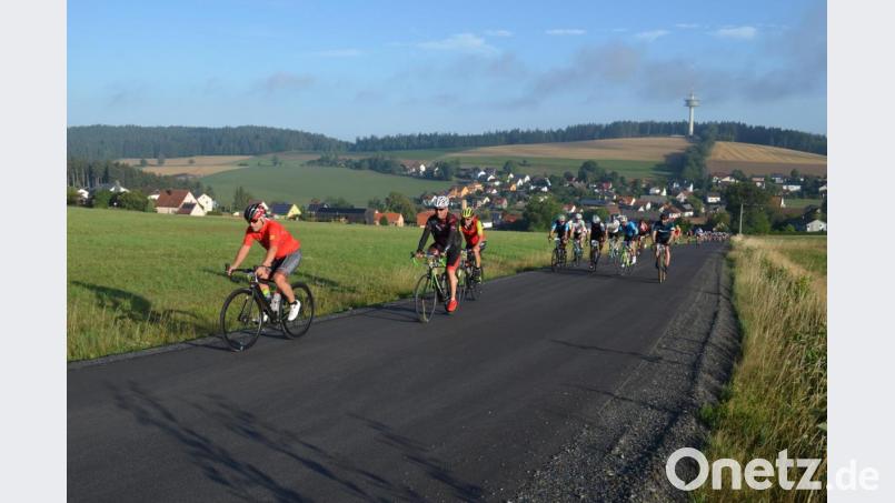 Der erste steile Anstieg in Letzau zum Sportplatz hoch selektierte das Teilnehmerfeld. Bild: fz