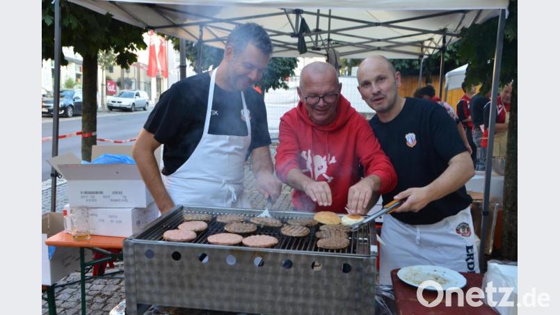 Ein eingespieltes Team am Burger-Stand. Bild: dob