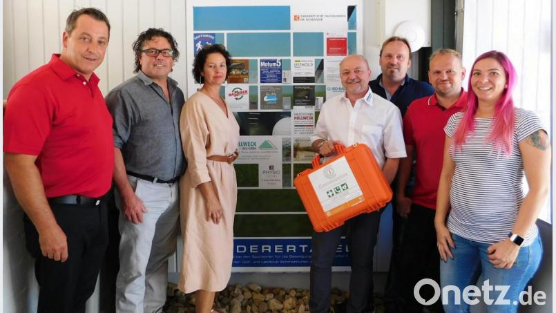 GLC-Clubmanager Christian Martin (links) dankt beim Sponsoren-Frühstück den Vertretern der insgesamt 19 Unterstützern, die die Anschaffung des lebensrettenden Defibrillators möglich gemacht haben (von links): Guido Carniato, Robert Zeidler, Thomas Hollweck, Matthias Hollweck und Natascha Frimberger. Bild: lst