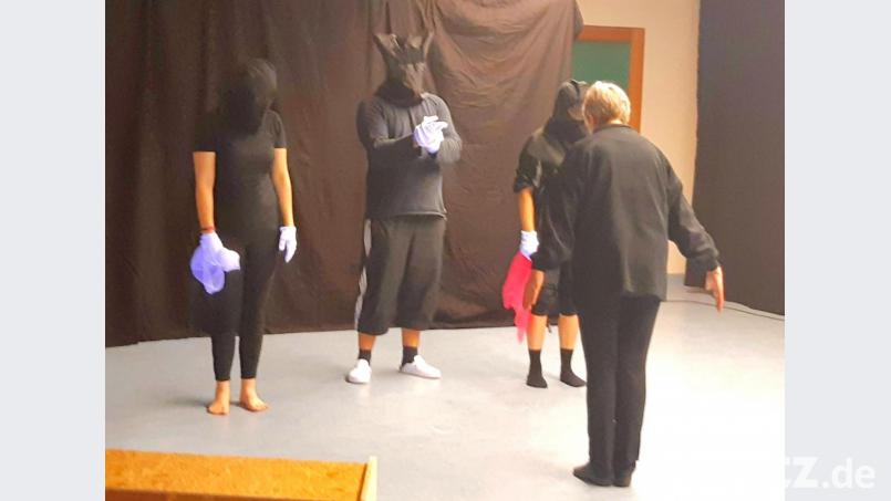 Beim dritten Angebot dreht sich alles um das „Schwarzlicht - Theater“ als eine besondere Form des schwarzen Theaters. Bild: fjo