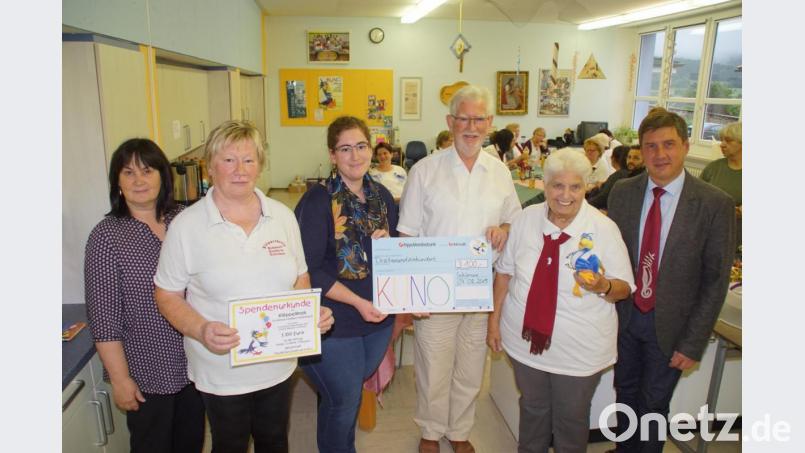 Dr. Hans Brockard und Cornelia Brockard (Mitte) nehmen von Klöppelkreis-Sprecherin Frieda Roith (Zweite von links) und Sieglinde Prögler für die Kuno-Stiftung &quot;Kinder-Universitätsklinik für Ostbayern&quot; die Spende entgegen. Das Engagement der Klöppeldamen würdigen Bürgermeisterin Birgit Höcherl (links) und Stadlerns Bürgermeister Gerald Reiter (rechts). Bild: mmj