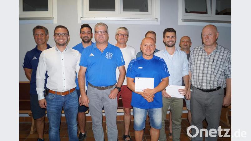 Mit dem bewährten Abteilungschef Christian Schieder (vorne, Zweiter von links), aber mit einigen neuen Führungskräften geht die Fußballsparte der SpVgg Schirmitz die nächsten zwei Jahre an. Daniel Kaltenecker und Thomas Lindner (Dritter und Vierter von rechts) werden mit Gutscheinen verabschiedet. Bild: du