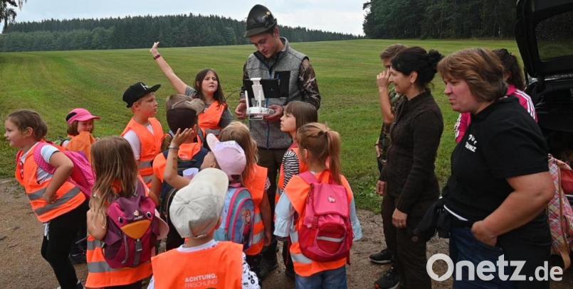 Auf großes Interesse bei den Buben stieß die Drohne, die Mario Zeitler zum Aufspüren von Rehkitzen benützt. Bild: weu
