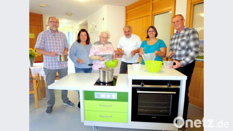 Viel Abwechslung im Alltag der Bewohner des Weidenberger Seniorenzentrums verspricht dieses mobile Küchensystem, das vom Kreisverband der Awo Bayreuth-Land mit 5000 Euro bezuschusst wird. Bei der Übergabe dabei waren (von links) der stellvertretende Awo-Kreisvorsitzende Manfred Tölzer (Weidenberg), Einrichtungsleiterin Anja Prechtl, Ruth Hoke vom Heimbeirat, der stellvertretende Awo-Kreisvorsitzende Fritz Höhn aus Altenplos sowie Beisitzerin Jessica Marcus und Awo-Kreisvorsitzender Karl Lothes (beide Pegnitz). Bild: op