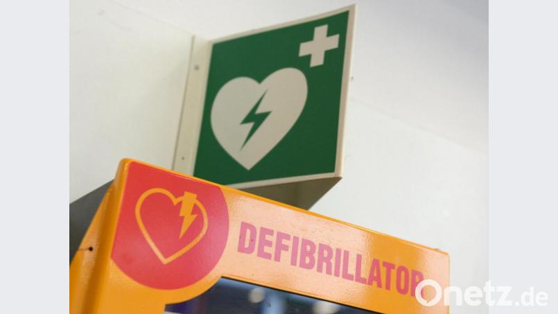 Defibrillatoren sollen Leben retten, manche werden aber nun zum Sicherheitsrisiko. Symbolbild: Andrea Warnecke/dpa